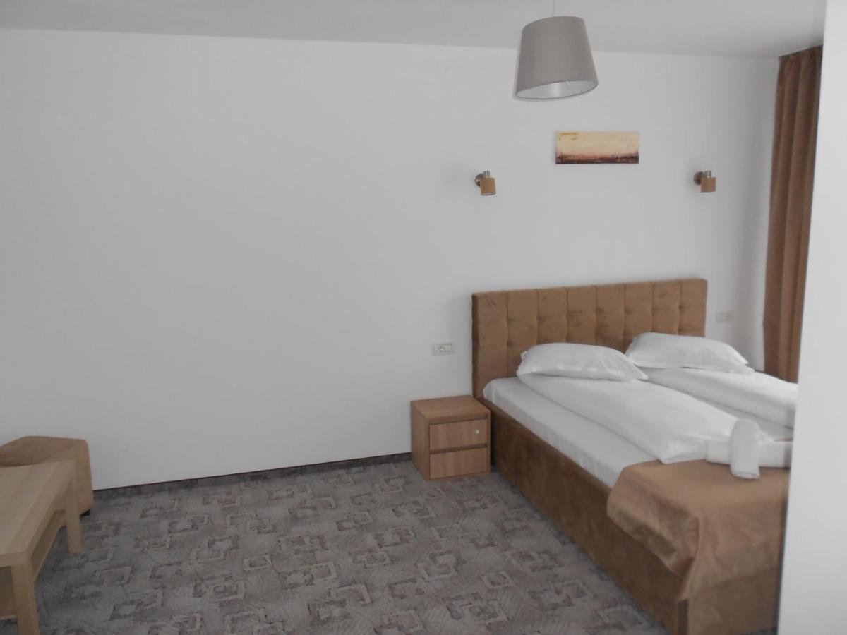 Hotel Andrana Caciulata Esterno foto