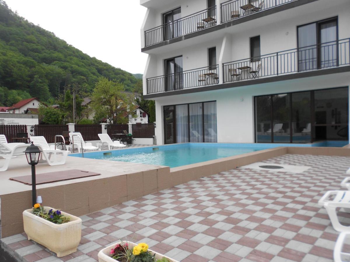 Hotel Andrana Caciulata Esterno foto