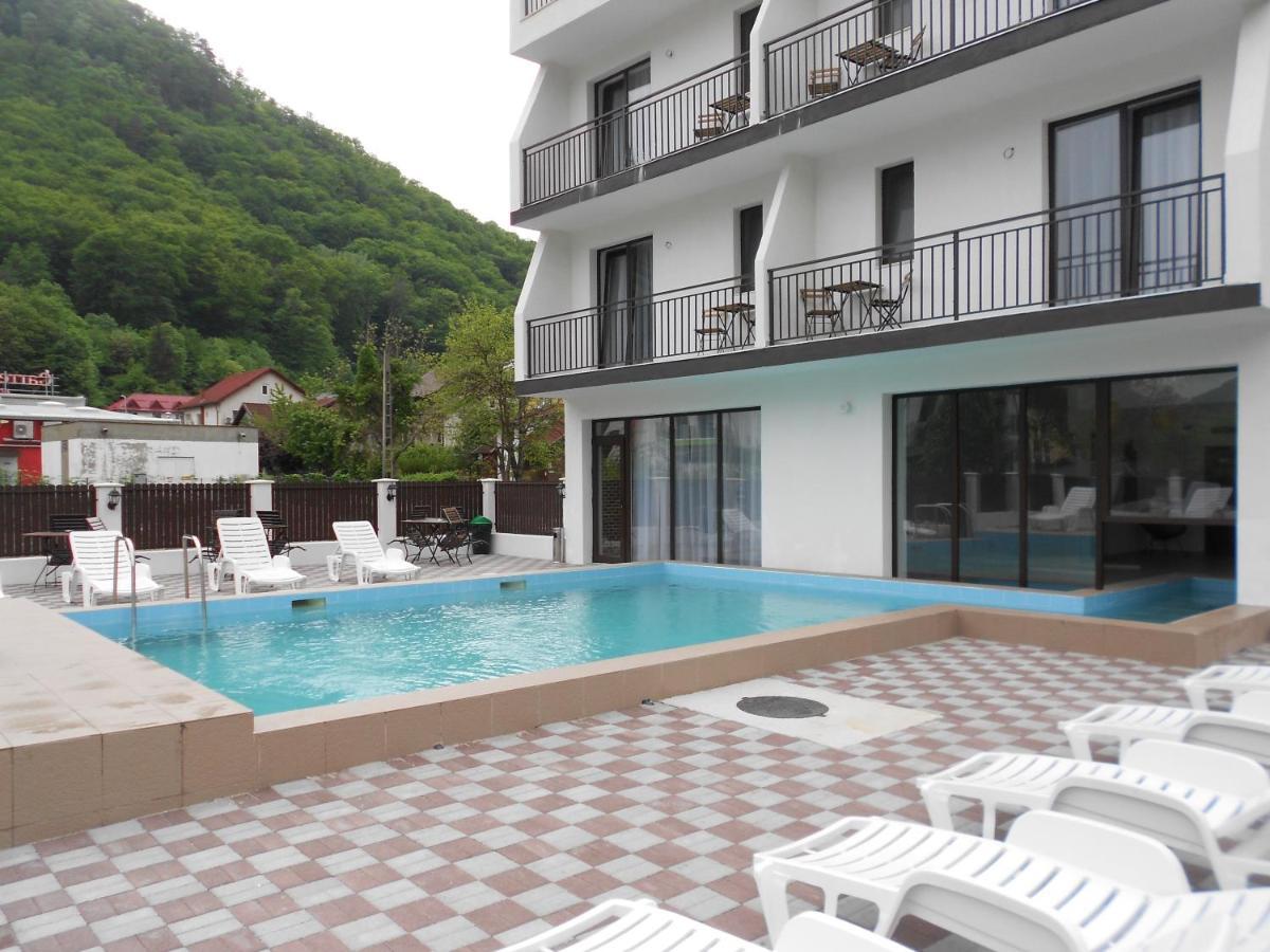 Hotel Andrana Caciulata Esterno foto